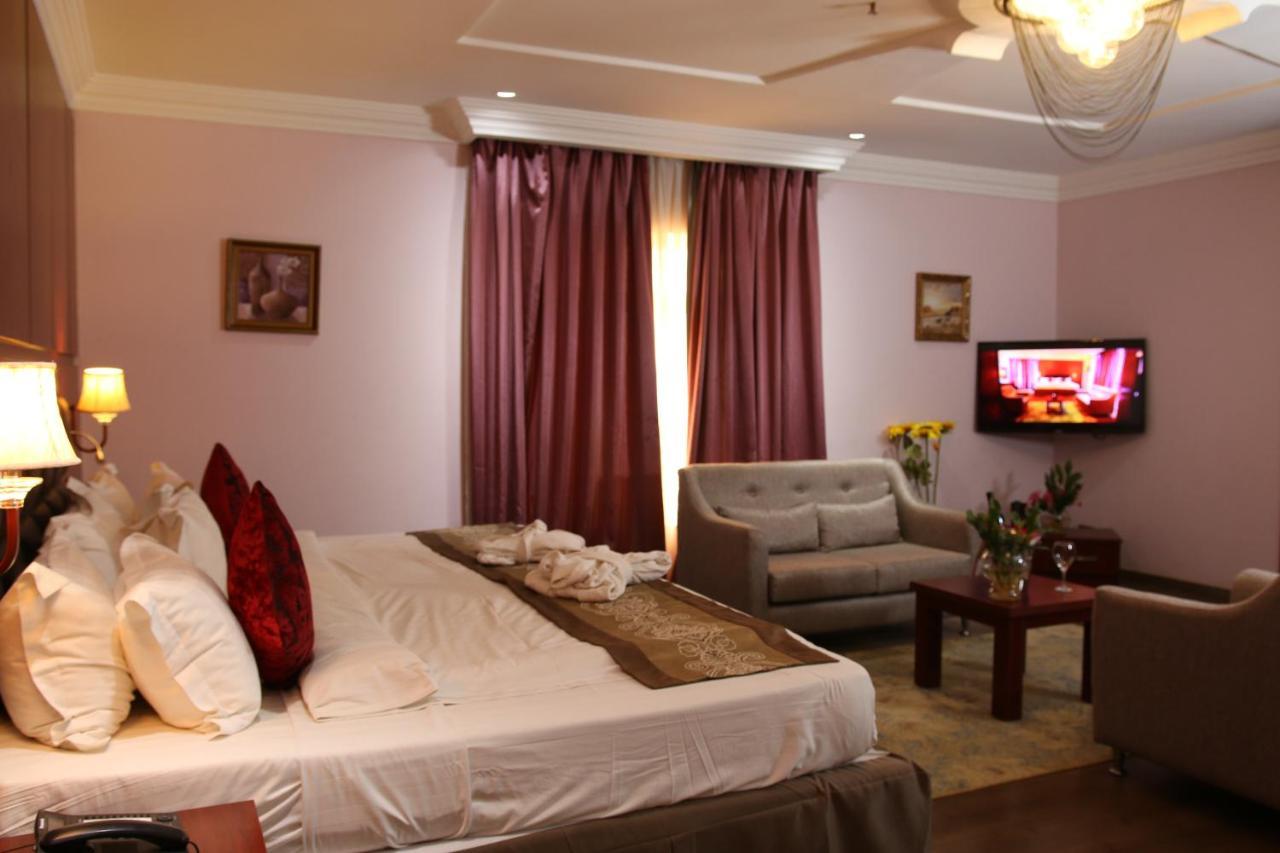 Grand Pela Hotel & Suites Abuja Exteriör bild