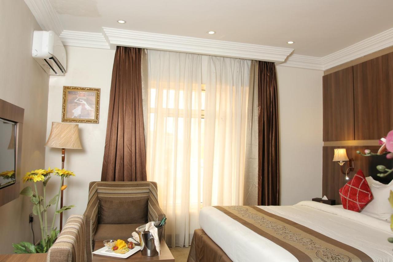 Grand Pela Hotel & Suites Abuja Exteriör bild