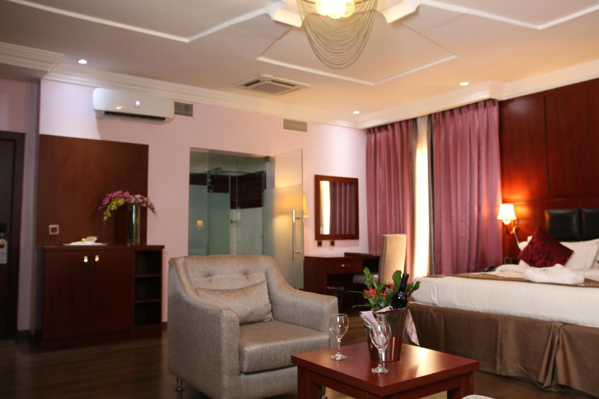 Grand Pela Hotel & Suites Abuja Rum bild
